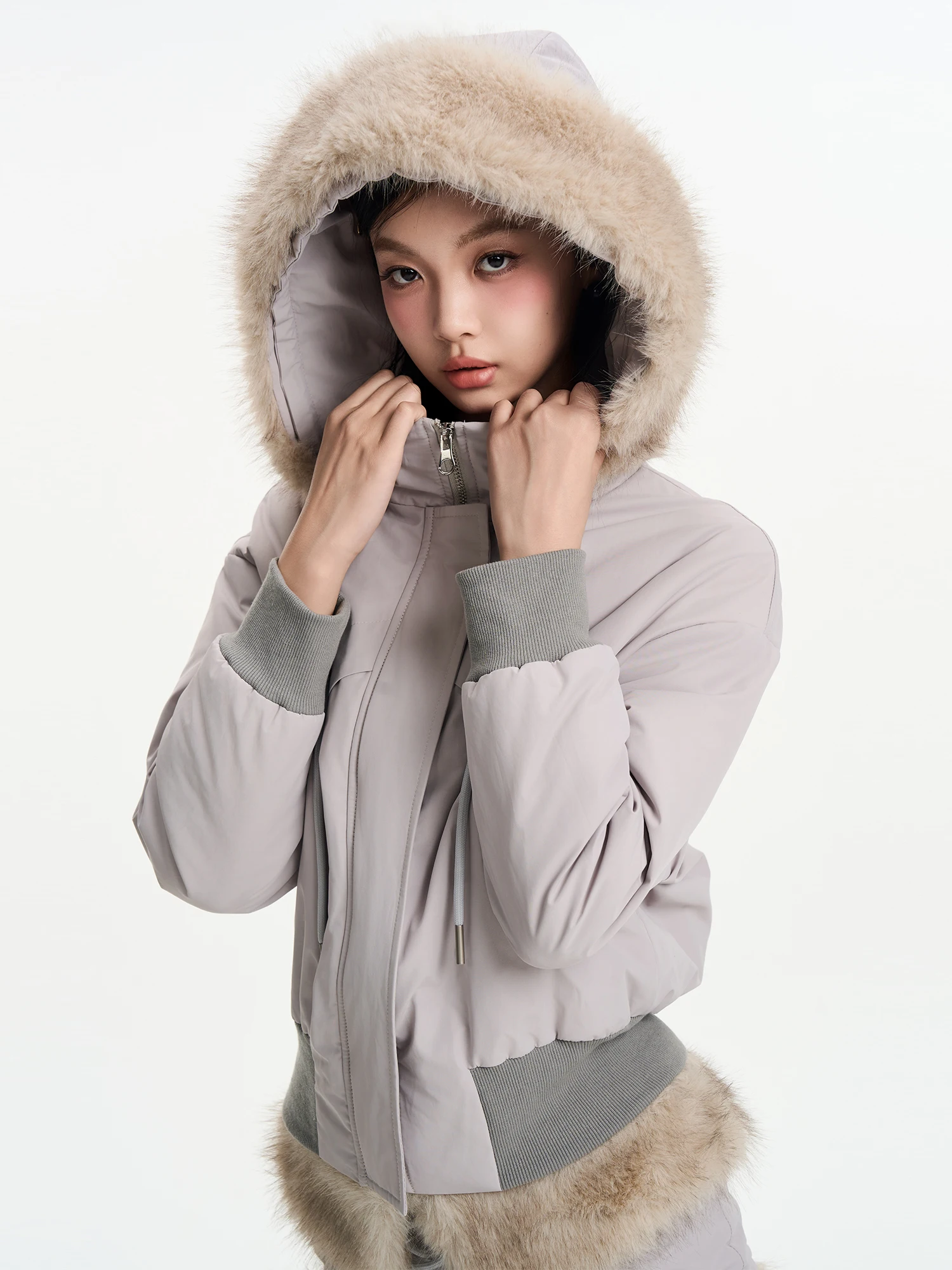 IUNAE LUMEN 2025 Осенне-зимняя новая американская женская утепленная куртка с капюшоном и меховым воротником, приталенная, теплая, хлопковая, в стиле ретро
IUNAE LUMEN 2025 Осенне-зимняя новая американская женская утепленная куртка с капюшоном и меховым воротником, приталенная, теплая, хлопковая, в стиле ретро