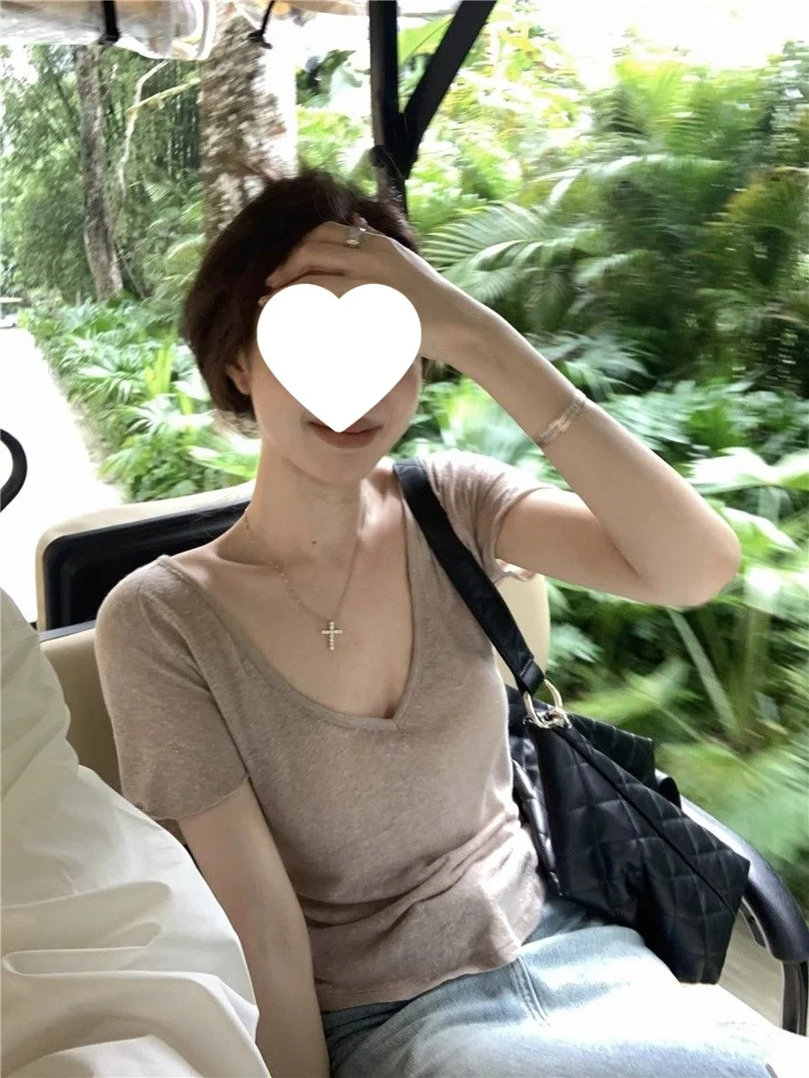 2025 Micro-transparent V-neck Short-sleeved T-shirt Slim-fit Spice Girls Casual Bottoming Shirt Solid Color Top
2025 Micro-transparent V-neck Short-sleeved T-shirt Slim-fit Spice Girls Casual Bottoming Shirt Solid Color Top