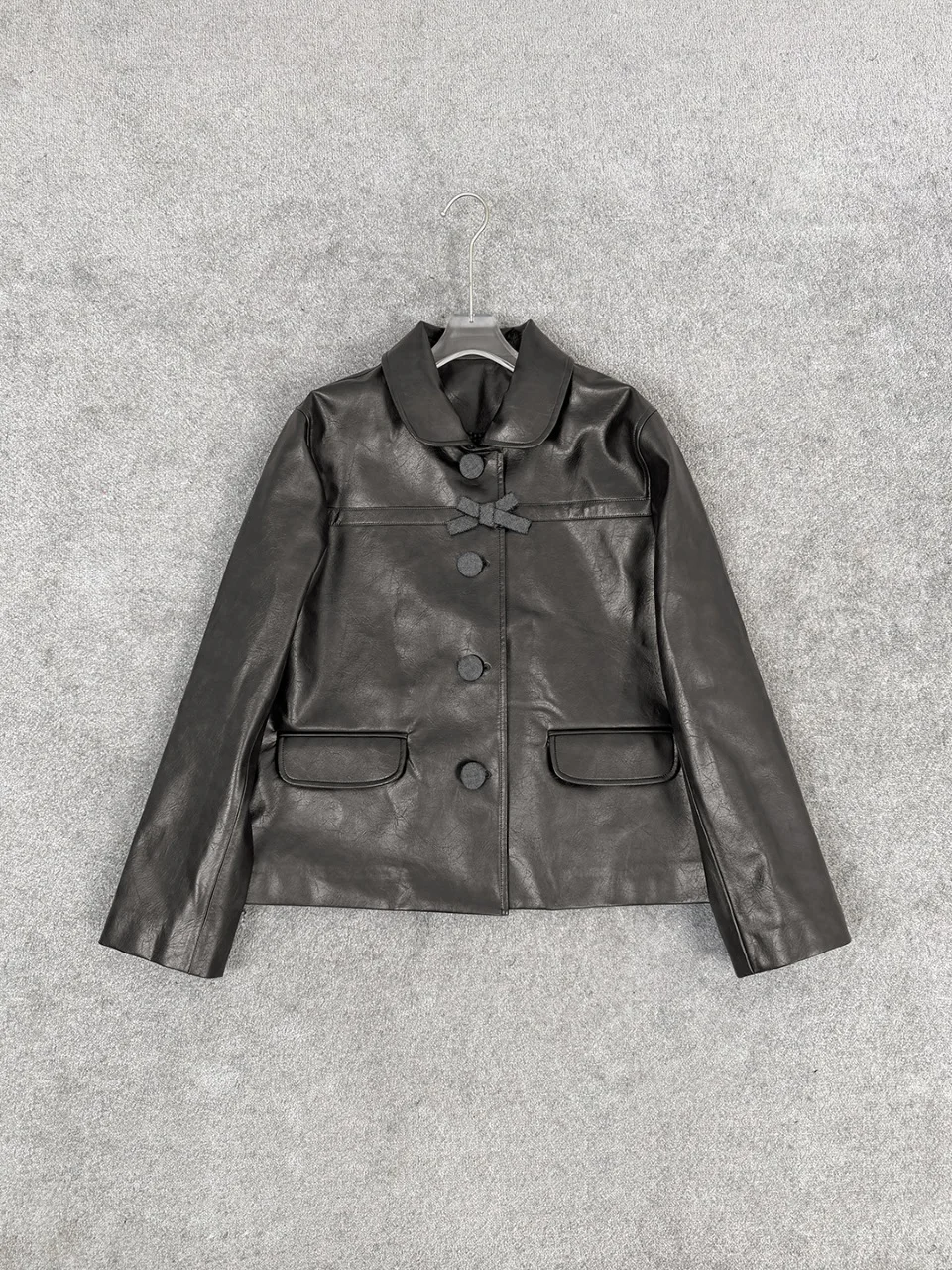 Куртка из экокожи с бантом, стильное и изысканное женское пальто прямого кроя с винтажным шармом
Куртка из экокожи с бантом, стильное и изысканное женское пальто прямого кроя с винтажным шармом