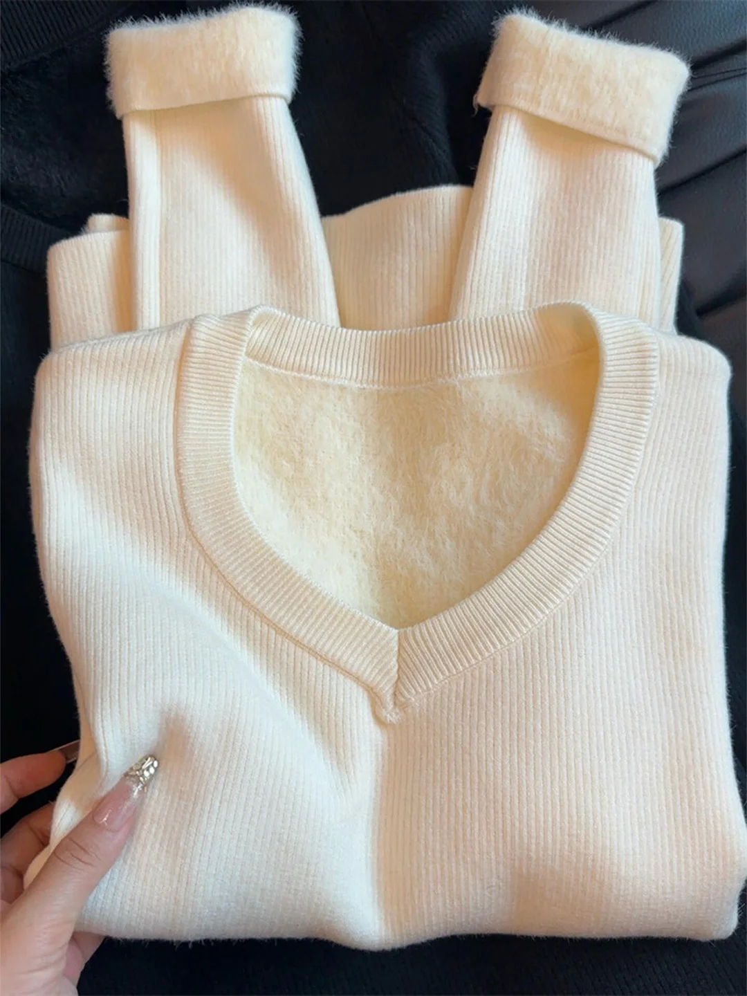 Korean Style Fleece Lined Long Sleeve V-Neck Knitwear Women's Warm Slimming Inner Wear for Autumn Winter Fashion Commute
Korean Style Fleece Lined Long Sleeve V-Neck Knitwear Women's Warm Slimming Inner Wear for Autumn Winter Fashion Commute