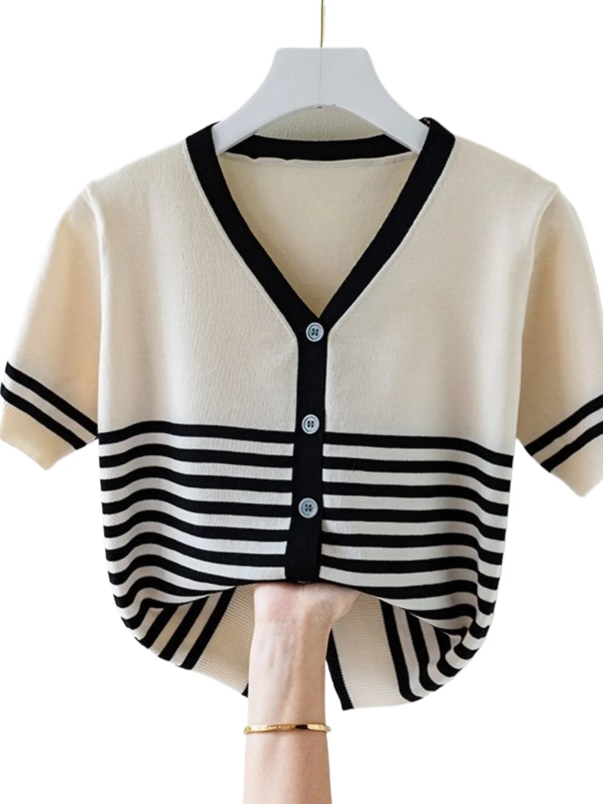 V-neck Striped Thin Ice Silk Tees Women Short Sleeved Knitted T-shirt Sweater Summer Large Size Loose Single Breasted Top
V-neck Striped Thin Ice Silk Tees Women Short Sleeved Knitted T-shirt Sweater Summer Large Size Loose Single Breasted Top