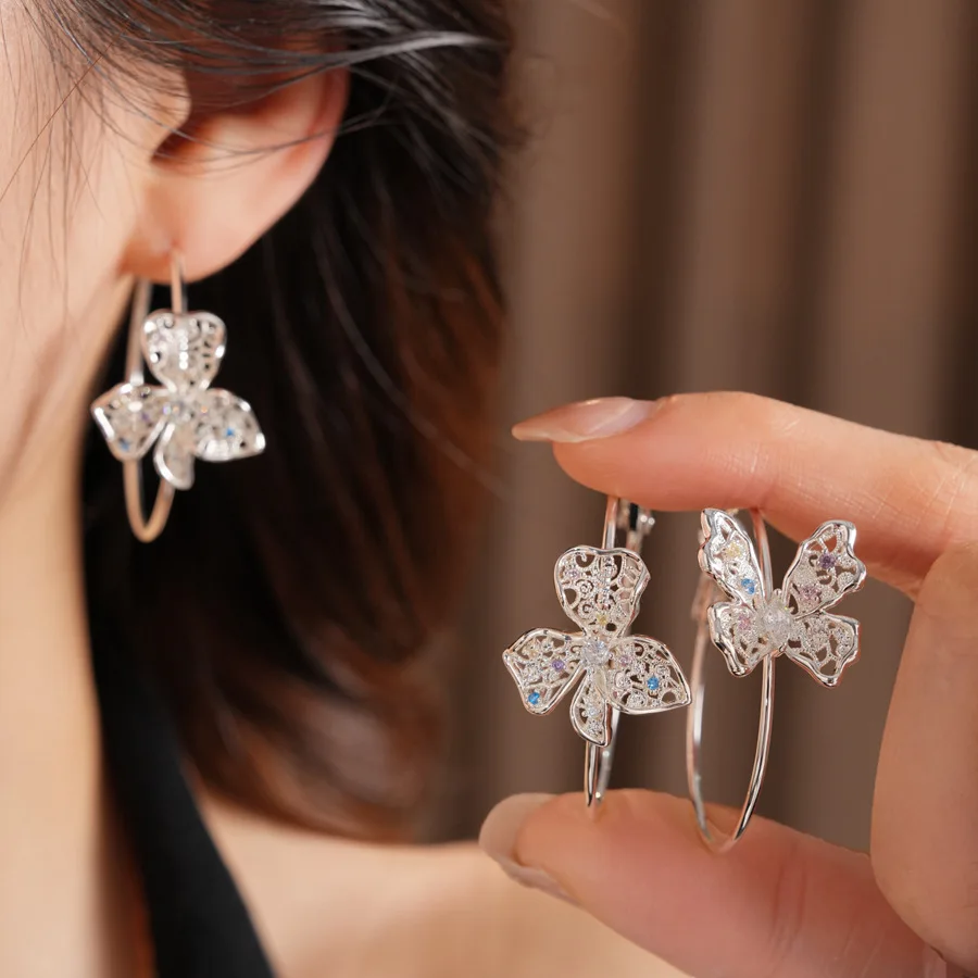 Delicate Hollow Out Butterfly Hoop Earrings for Women Ladies Silver Color Zircon Flower Ear Loops Light Luxury Banquet Jewelry
Delicate Hollow Out Butterfly Hoop Earrings for Women Ladies Silver Color Zircon Flower Ear Loops Light Luxury Banquet Jewelry