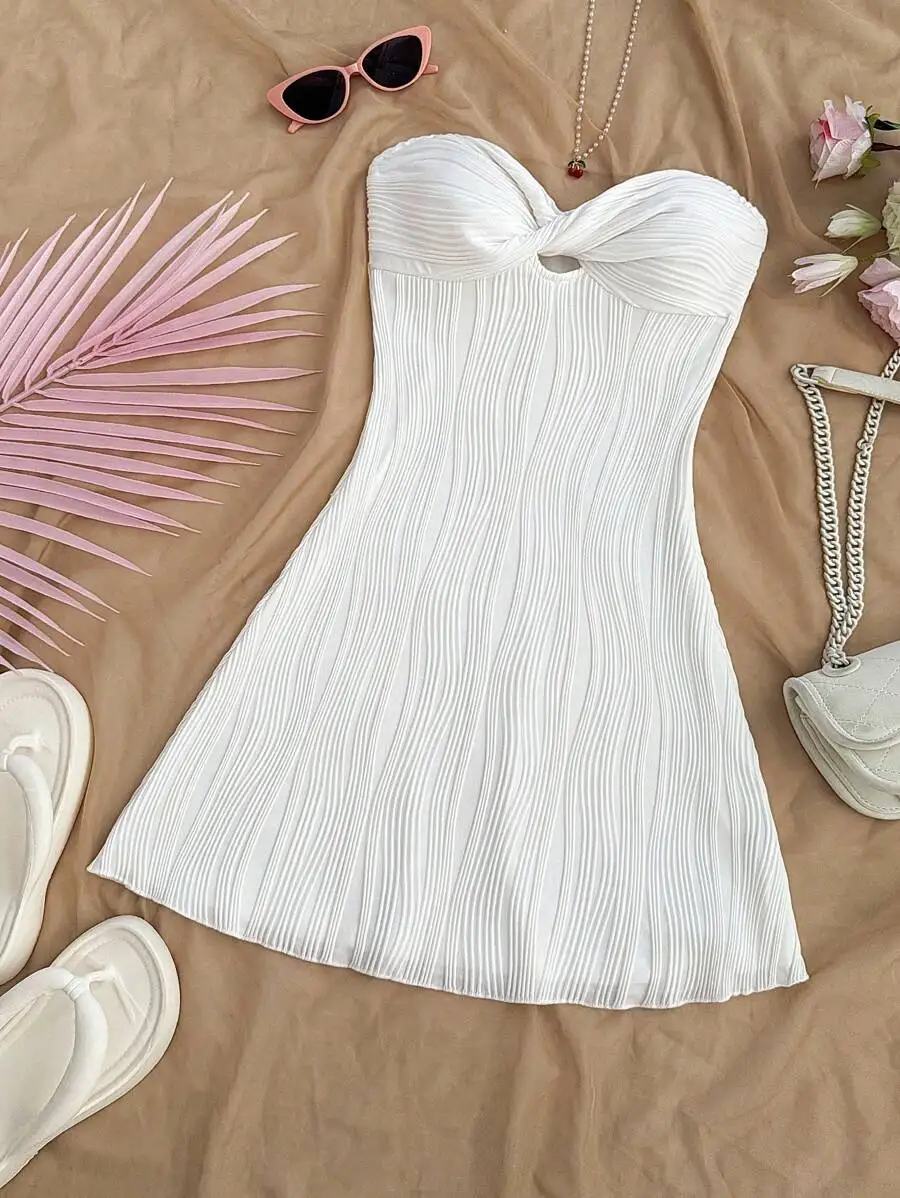 White Wavy Textured Bandeau Twist Hollow Waist A-Line Mini Dress For Summer Beach Vacation
White Wavy Textured Bandeau Twist Hollow Waist A-Line Mini Dress For Summer Beach Vacation