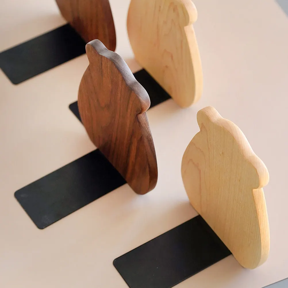 Деревянная подставка для книг в форме медведя, 1 шт., из массива дерева, фиксатор для книг, декор для стола, теплый цвет, гладкая отделка, аксессуар для книжной полки, ограничитель для книг
Деревянная подставка для книг в форме медведя, 1 шт., из массива дерева, фиксатор для книг, декор для стола, теплый цвет, гладкая отделка, аксессуар для книжной полки, ограничитель для книг