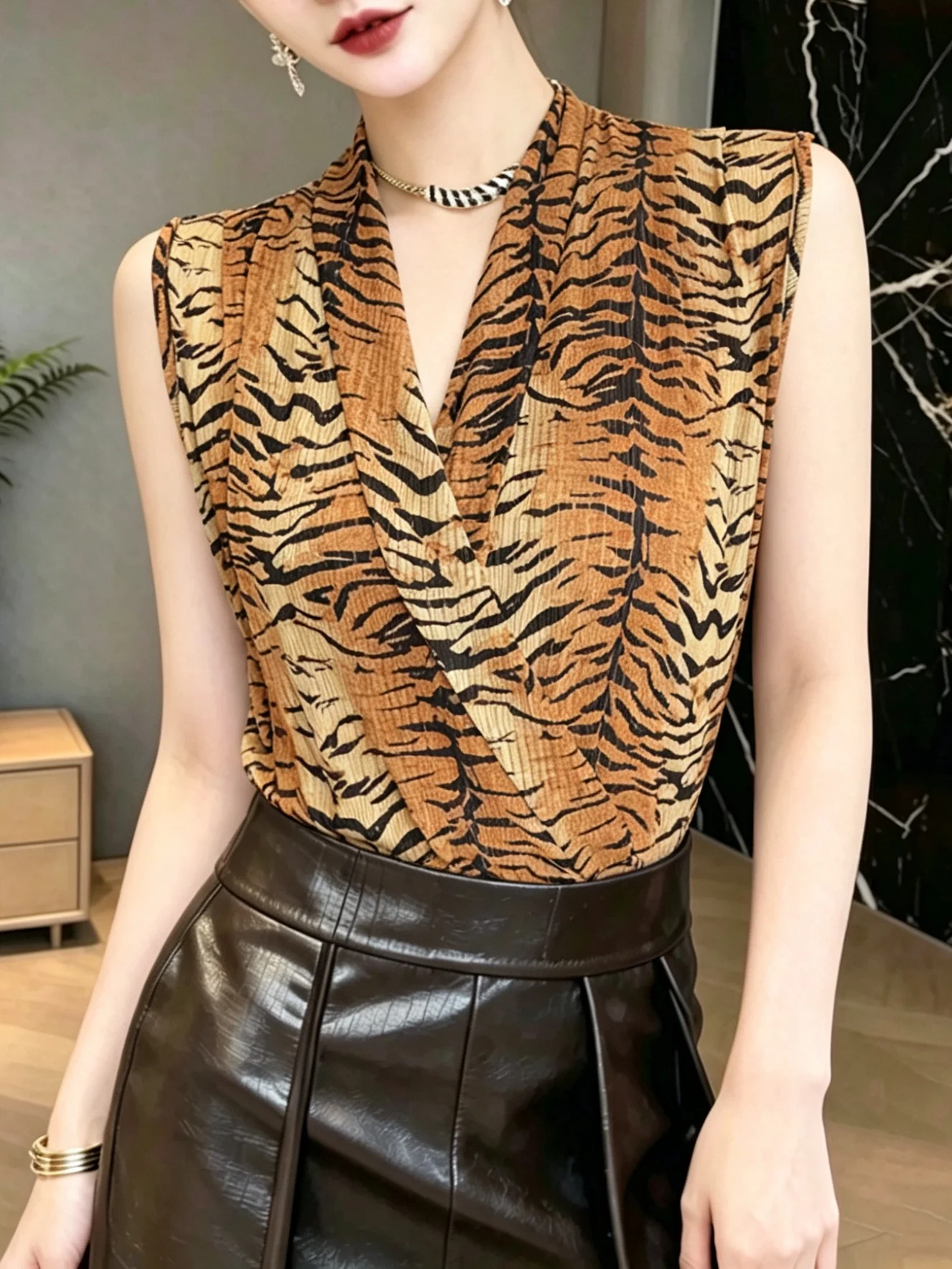 Summer 2026 Women's Retro Style Leopard Print V-Neck Sleeveless Slimming Waist Cinched Shirt Chiffon Top Fashionable plus Size
Summer 2026 Women's Retro Style Leopard Print V-Neck Sleeveless Slimming Waist Cinched Shirt Chiffon Top Fashionable plus Size
