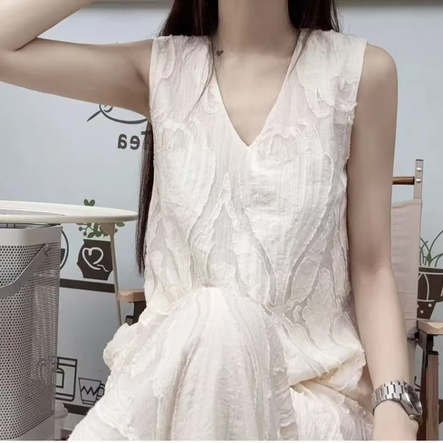 【New style】French design light luxury sleeveless vest dress for women's summer new loose jacquard high-end dress
【New style】French design light luxury sleeveless vest dress for women's summer new loose jacquard high-end dress