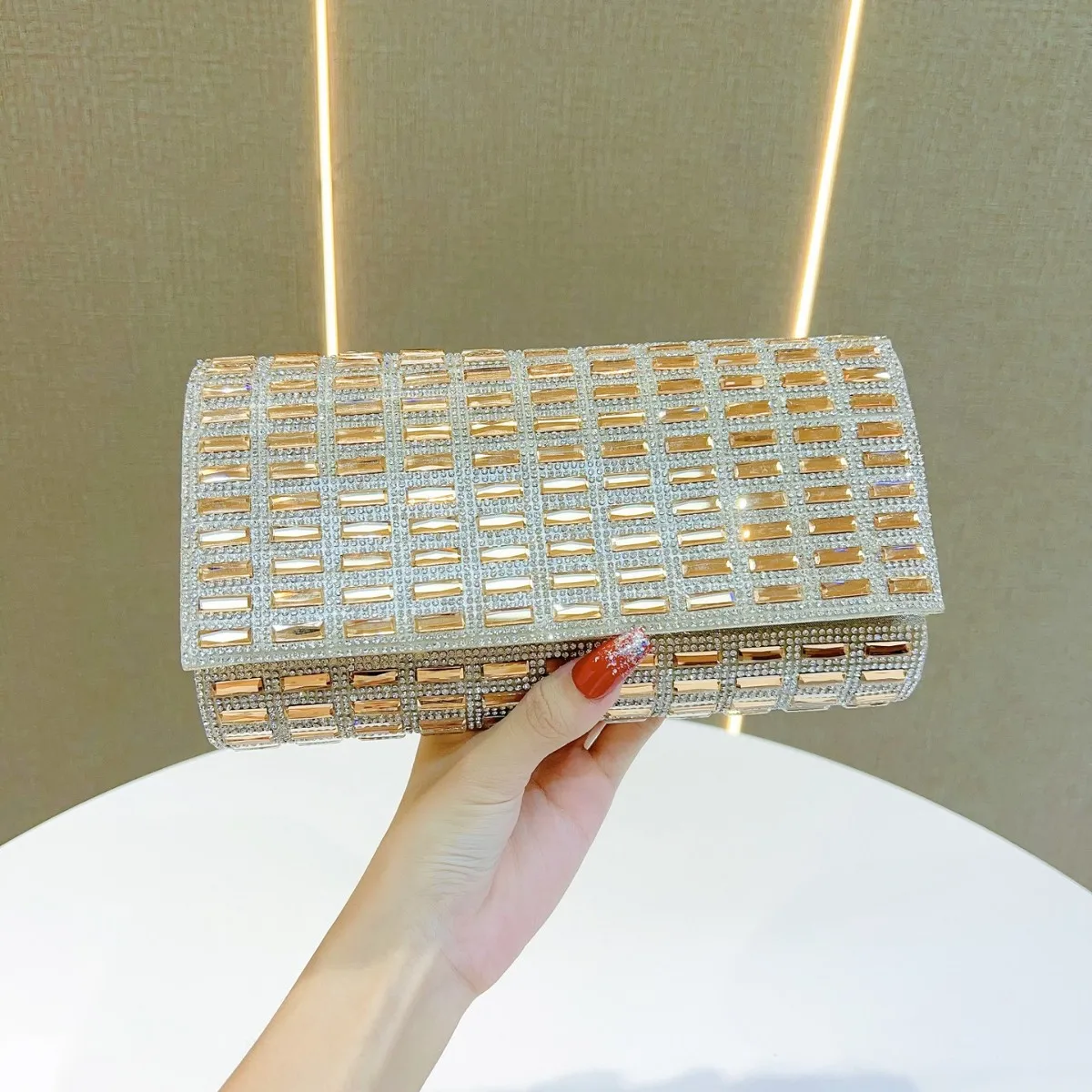 New Versatile Diamond Evening Clutch Women’s Banquet Handheld Bag Wedding Single Shoulder Crossbody Party Purse Elegant Dress
New Versatile Diamond Evening Clutch Women’s Banquet Handheld Bag Wedding Single Shoulder Crossbody Party Purse Elegant Dress