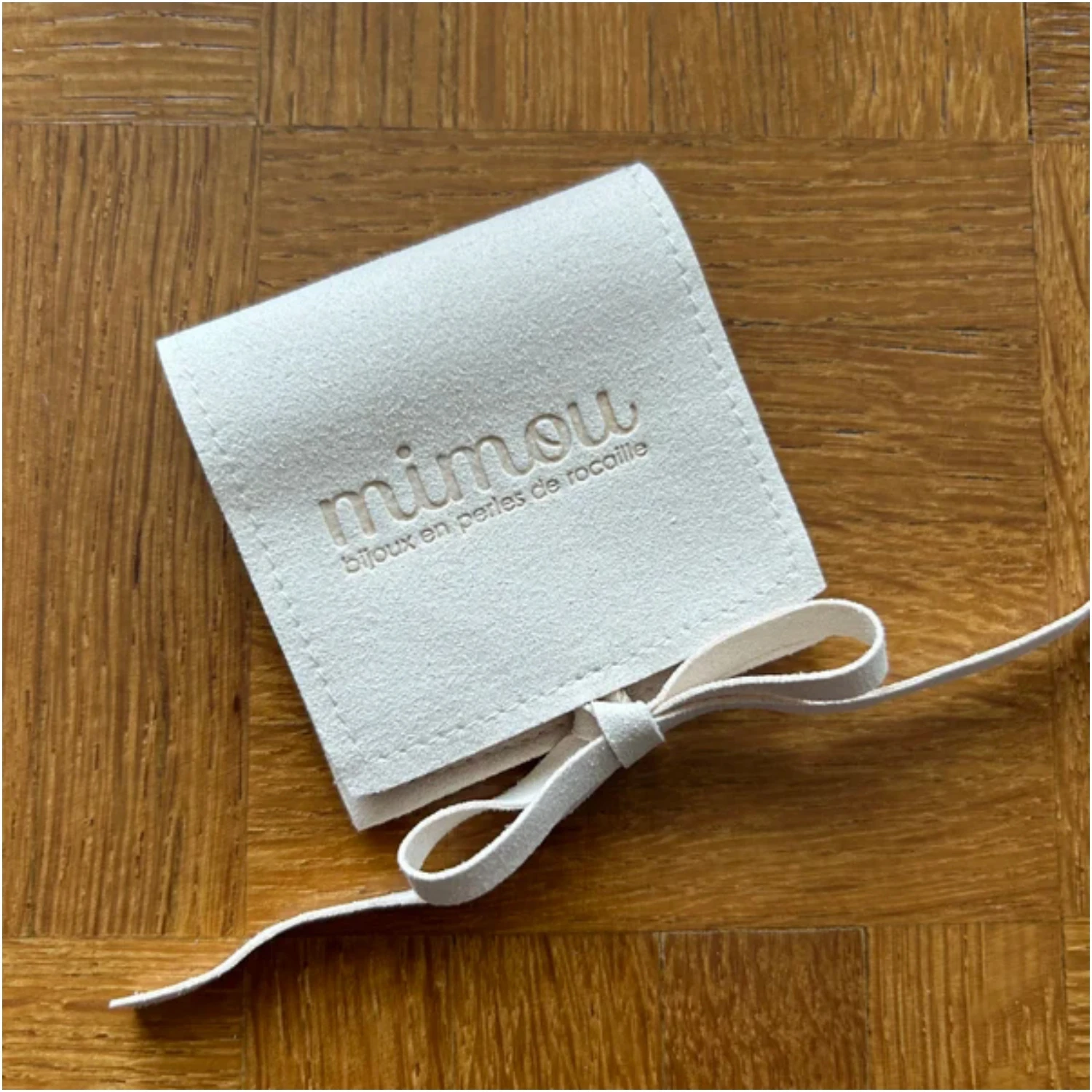 10x10cm Custom Logo Printed Earrings Necklace Microfiber Jewelry Pouch with Ribbon Envelope Gift Packaging Bags
10x10cm Custom Logo Printed Earrings Necklace Microfiber Jewelry Pouch with Ribbon Envelope Gift Packaging Bags