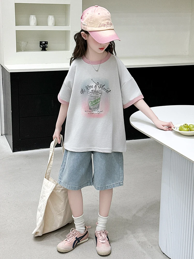 Girls Summer ort Sve T-irt Set Casual Denim Mid-Length Pants Two-Piece Suit Faionable Children's Wear Cotton Fabric
Girls Summer ort Sve T-irt Set Casual Denim Mid-Length Pants Two-Piece Suit Faionable Children's Wear Cotton Fabric