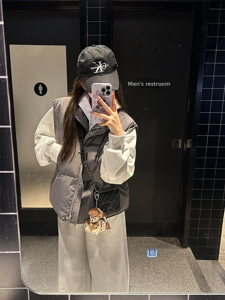 Ретро-жилет женский свободного кроя в американском стиле с воротником-стойкой, осенне-зимняя новинка, модная многослойная верхняя одежда из полиэфирного волокна
Ретро-жилет женский свободного кроя в американском стиле с воротником-стойкой, осенне-зимняя новинка, модная многослойная верхняя одежда из полиэфирного волокна