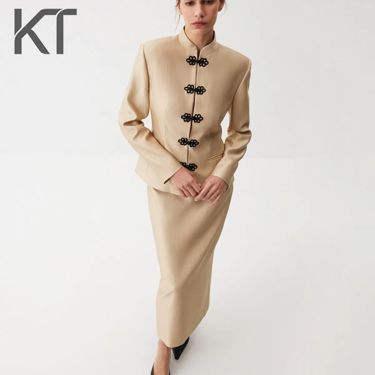 Женский блейзер KT с воротником-стойкой и пуговицами-лягушками, с китайскими элементами, приталенный, с карманами, для офиса и повседневной носки
Женский блейзер KT с воротником-стойкой и пуговицами-лягушками, с китайскими элементами, приталенный, с карманами, для офиса и повседневной носки