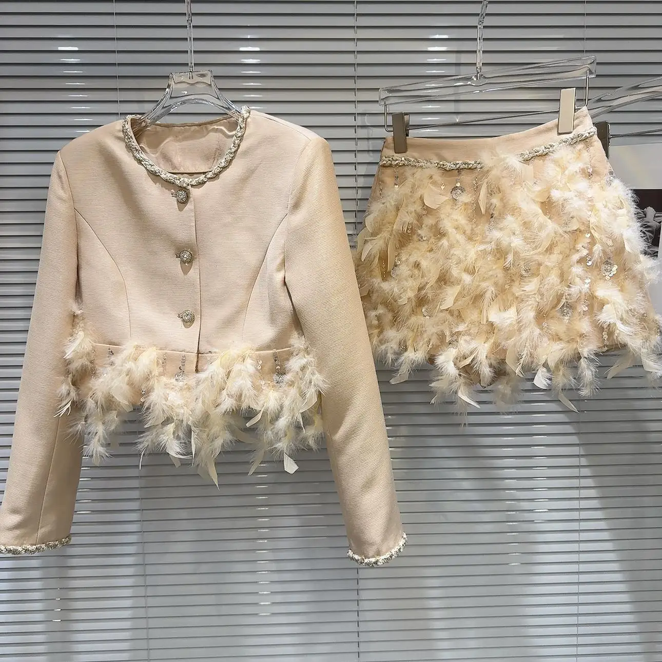 Autumn Women Diamonds Chain Collar 3D Feathers Short Jacket Rhinestones Buckles Coat Tops+ Mini A-Line Feathers Skirt 2Pcs Set
Autumn Women Diamonds Chain Collar 3D Feathers Short Jacket Rhinestones Buckles Coat Tops+ Mini A-Line Feathers Skirt 2Pcs Set