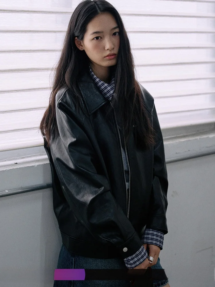 Классическая куртка-пилот из искусственной кожи с молнией, маленьким воротником, в стиле ретро, для ранней осени, мотоциклетная верхняя одежда для женщин
Классическая куртка-пилот из искусственной кожи с молнией, маленьким воротником, в стиле ретро, для ранней осени, мотоциклетная верхняя одежда для женщин