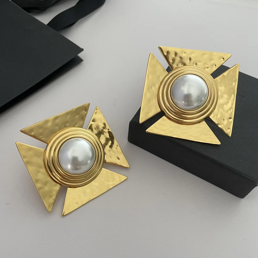 2024 European and American copper plated gold inlaid pearl thick cocktail ear clip
2024 European and American copper plated gold inlaid pearl thick cocktail ear clip