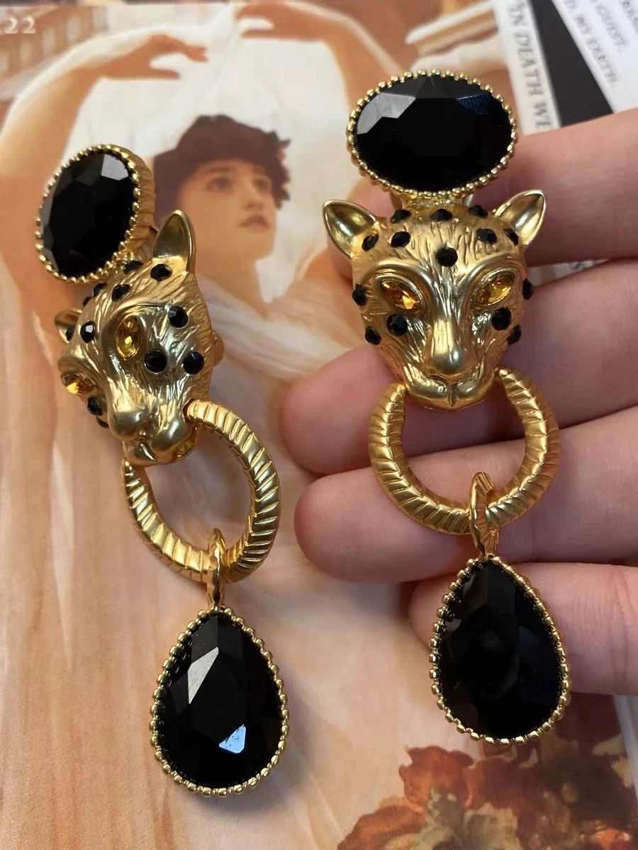 2025 New Vintage High-end Reliefs Gold Color Ear Clips Women's Fashion Luxury Earring Jewelry Accessory Festival Party Decor
2025 New Vintage High-end Reliefs Gold Color Ear Clips Women's Fashion Luxury Earring Jewelry Accessory Festival Party Decor