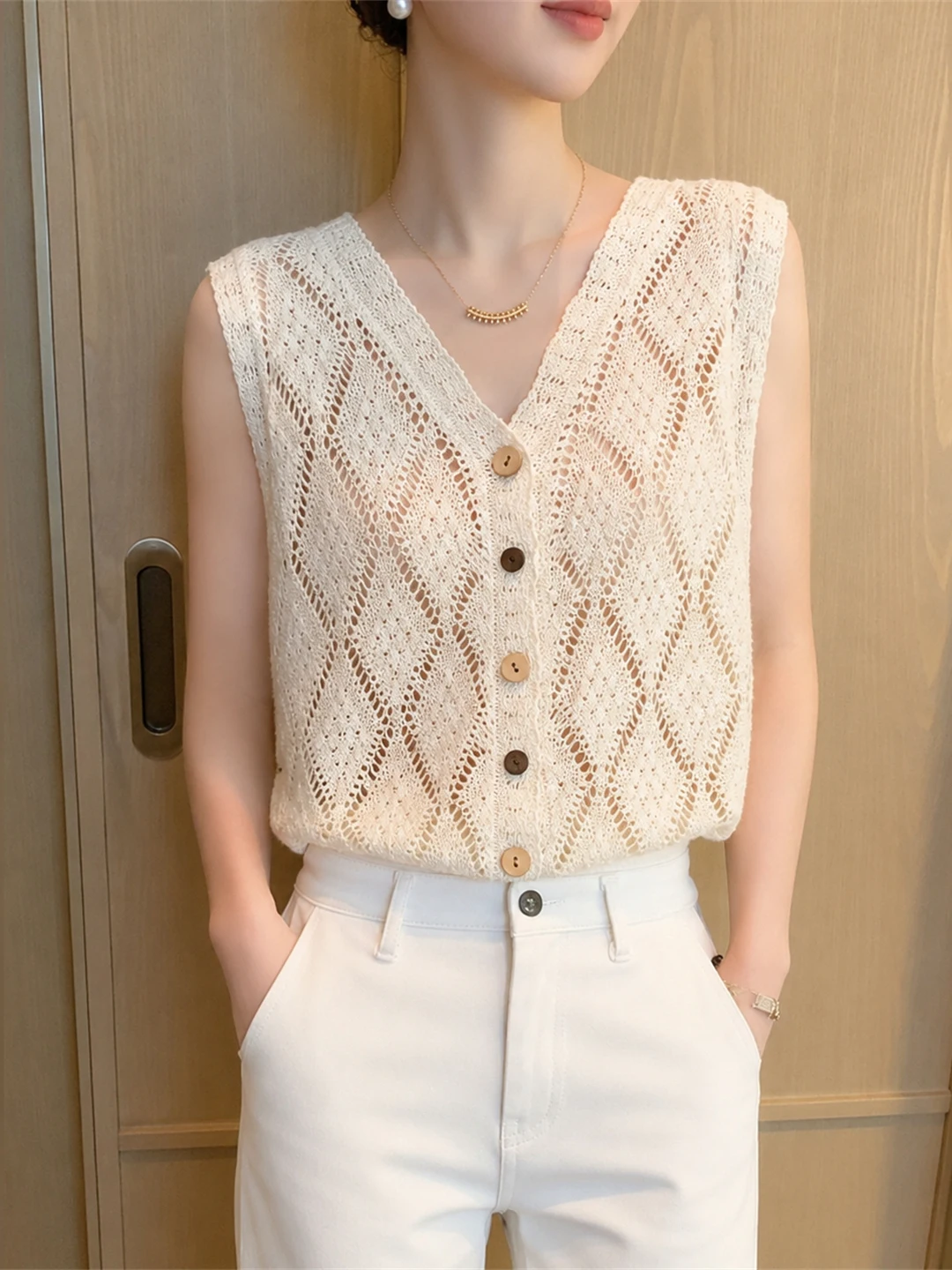 Comfortable V-Neck Ice Silk Hollow Knitted Vest Design Sensation Summer Slimming Women's Fashion Top Korean Style Straight Cut
Comfortable V-Neck Ice Silk Hollow Knitted Vest Design Sensation Summer Slimming Women's Fashion Top Korean Style Straight Cut