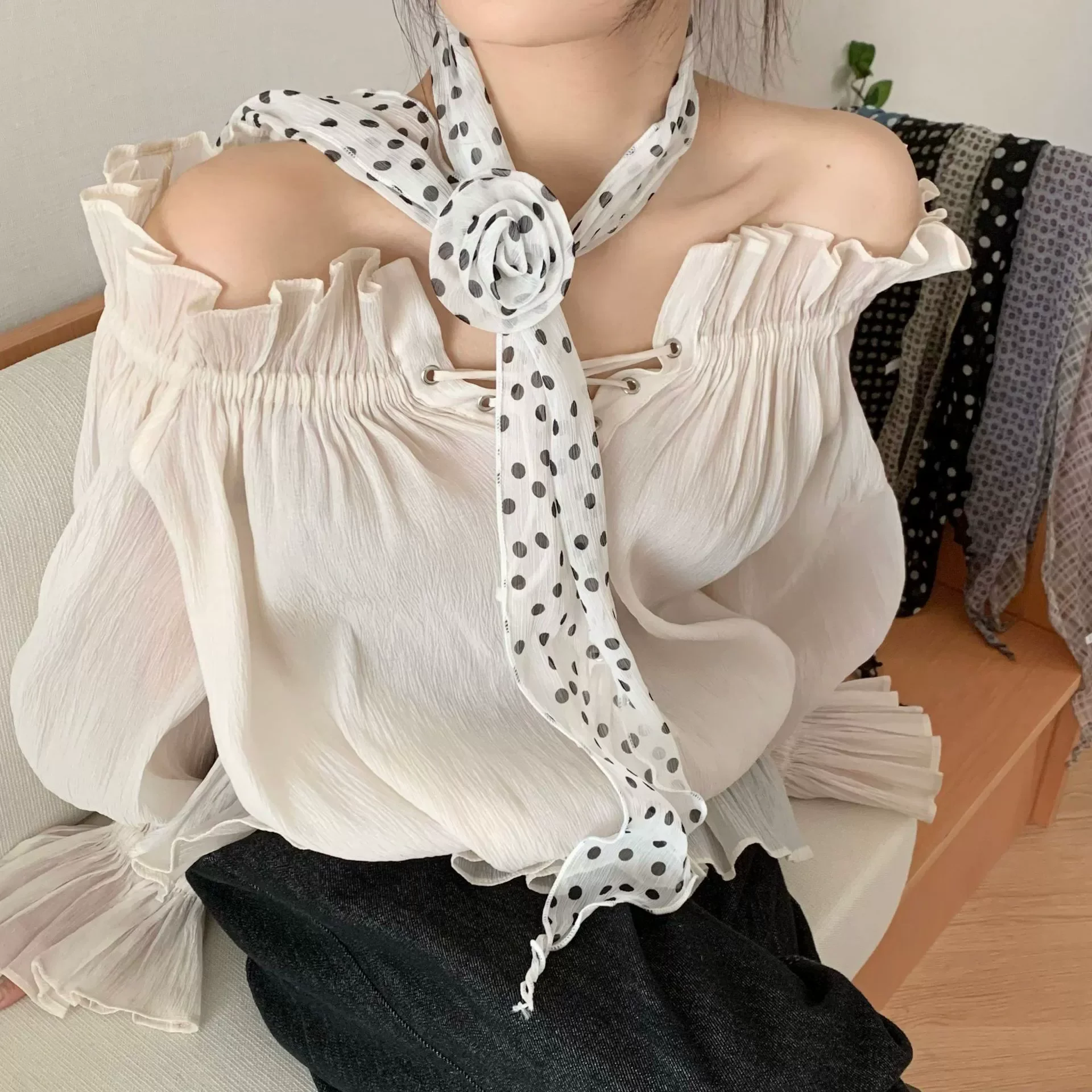 Spring New Women's Polka Dot Ins Style Silk Scarf Retro Detachable Flower Temperament Ribbon Fashion Korean Long Scarf
Spring New Women's Polka Dot Ins Style Silk Scarf Retro Detachable Flower Temperament Ribbon Fashion Korean Long Scarf