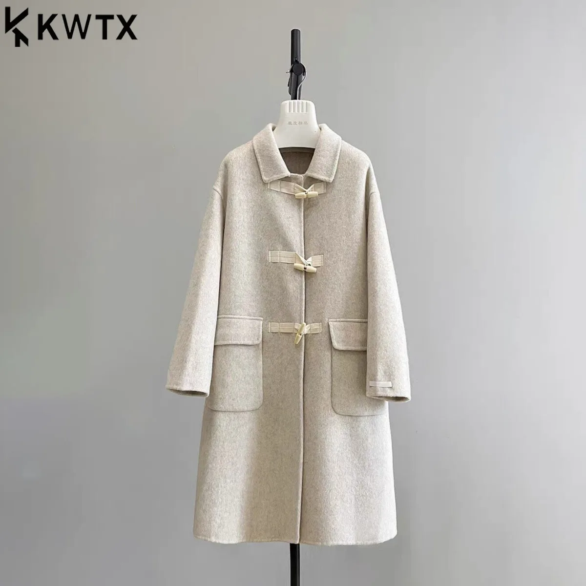 KWTX женское пальто из 100% шерсти средней длины с роговыми пуговицами, однотонные карманы, элегантное винтажное модное повседневное новое поступление, зима 2023 г.
KWTX женское пальто из 100% шерсти средней длины с роговыми пуговицами, однотонные карманы, элегантное винтажное модное повседневное новое поступление, зима 2023 г.