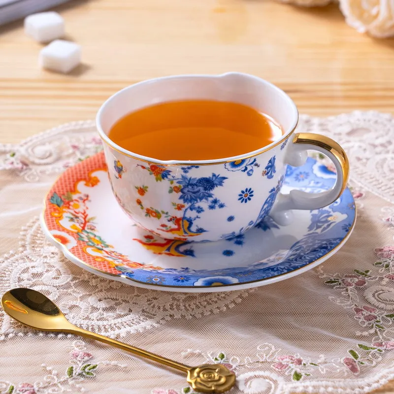 High Bone China, новый стиль, позолоченная кофейная чашка неправильной формы и узором блюдца, сине-белая керамика в классическом стиле
High Bone China, новый стиль, позолоченная кофейная чашка неправильной формы и узором блюдца, сине-белая керамика в классическом стиле
