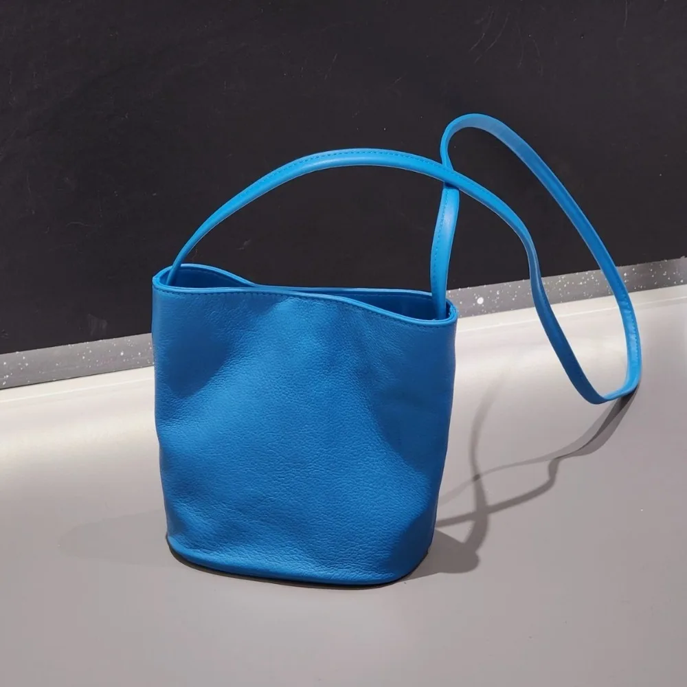 Retro Commuter Leather Shoulder Portable Bucket Bag Texture Versatile Look Useful Unique Fashion Simple TUnique Practical
Retro Commuter Leather Shoulder Portable Bucket Bag Texture Versatile Look Useful Unique Fashion Simple TUnique Practical