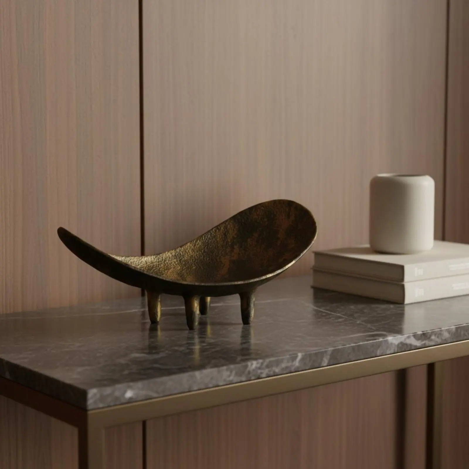 Retro Metal Tray Light Luxury Modern Decorative Centerpiece Footed Fruit Bowl Unique Shape Countertop Container Textured Finish
Retro Metal Tray Light Luxury Modern Decorative Centerpiece Footed Fruit Bowl Unique Shape Countertop Container Textured Finish