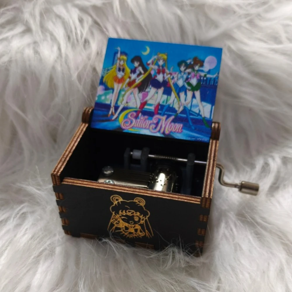 ГОРЯЧАЯ японская аниме-фигурка, деревянная музыкальная шкатулка с рукояткой, Сейлор Мун, музыкальная шкатулка с ручным управлением, антикварные резные подарки на Рождество и день рождения
ГОРЯЧАЯ японская аниме-фигурка, деревянная музыкальная шкатулка с рукояткой, Сейлор Мун, музыкальная шкатулка с ручным управлением, антикварные резные подарки на Рождество и день рождения