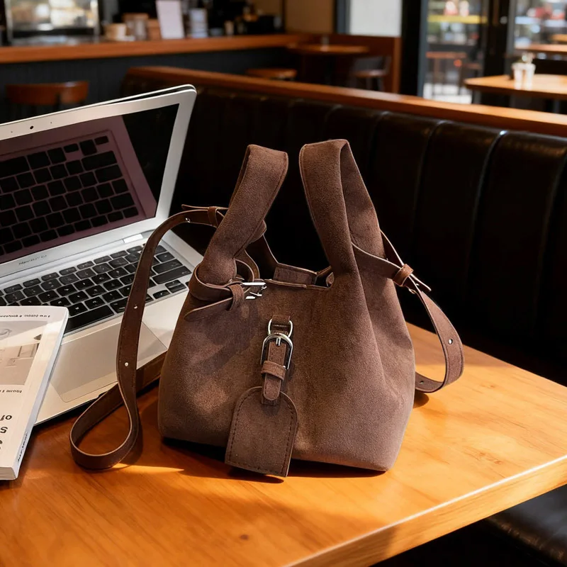 Замшевая сумка-ведро 2025 года, винтажная женская сумочка с верхней ручкой, текстурированная сумка через плечо, минималистичная сумка «день-ночь», шикарный слинг
Замшевая сумка-ведро 2025 года, винтажная женская сумочка с верхней ручкой, текстурированная сумка через плечо, минималистичная сумка «день-ночь», шикарный слинг