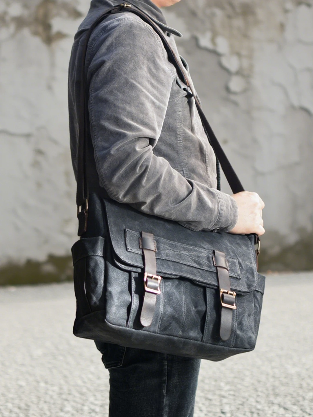 Classic Wax-Dyed Canvas Motorcycle Commuter Shoulder Bag Crossbody Bag Soft Foldable Leisure Style for Young Men in China
Classic Wax-Dyed Canvas Motorcycle Commuter Shoulder Bag Crossbody Bag Soft Foldable Leisure Style for Young Men in China