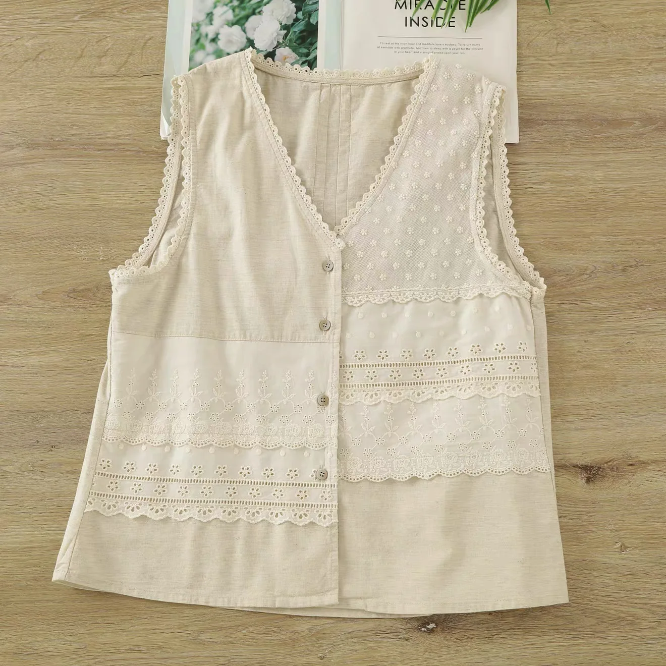 2026 Women's Lace Patchwork Cotton Linen Vest Mori Girl Vintage Japanese Style V-Neck Sleeveless Button Down Waistcoat
2026 Women's Lace Patchwork Cotton Linen Vest Mori Girl Vintage Japanese Style V-Neck Sleeveless Button Down Waistcoat