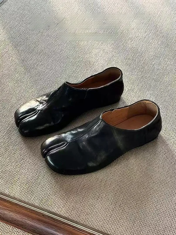 Women's Retro Washed Leather Split-Toe Slip-On Low Heel Single Shoes Fashionable Minimalist Style Fashion Sneakers
Women's Retro Washed Leather Split-Toe Slip-On Low Heel Single Shoes Fashionable Minimalist Style Fashion Sneakers
