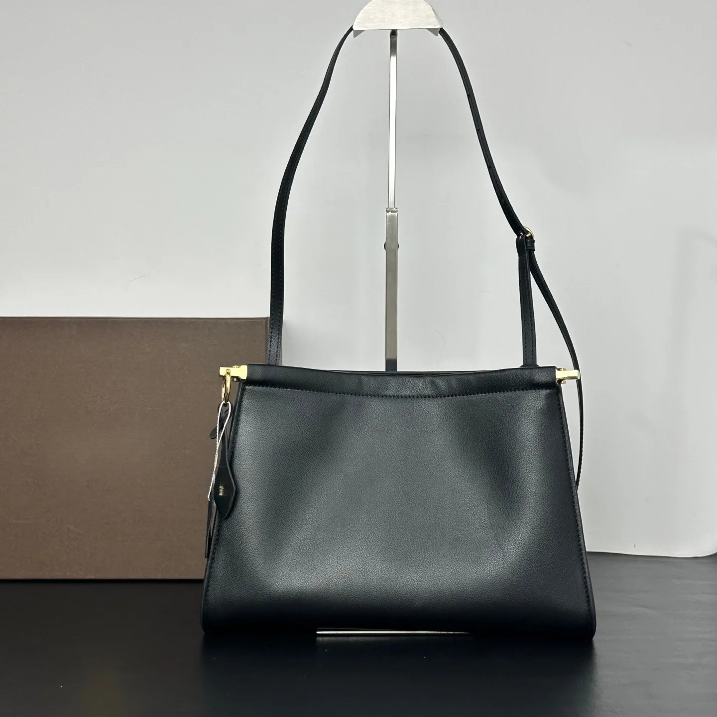 2026 New Clip Bag Fashion Cowhide Women's Bag Large Capacity Commuter Shoulder Bag Versatile Underarm Oblique Span Bag
2026 New Clip Bag Fashion Cowhide Women's Bag Large Capacity Commuter Shoulder Bag Versatile Underarm Oblique Span Bag