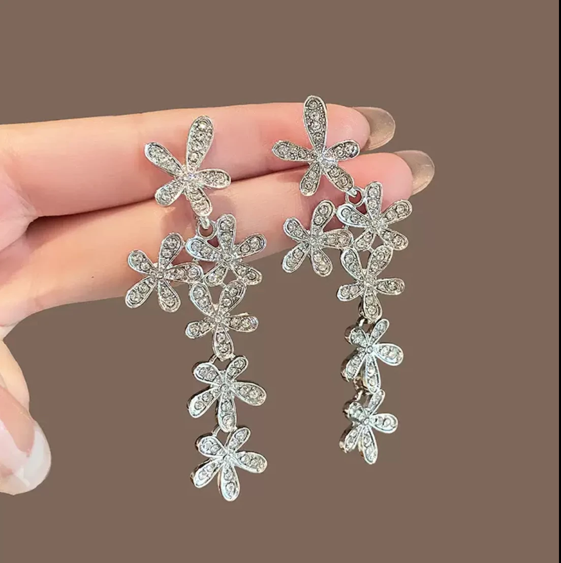 New flashy long flashy rhinestone ear earrings for women light luxury, high spirits and delicate earrings and earrings in 2025
New flashy long flashy rhinestone ear earrings for women light luxury, high spirits and delicate earrings and earrings in 2025