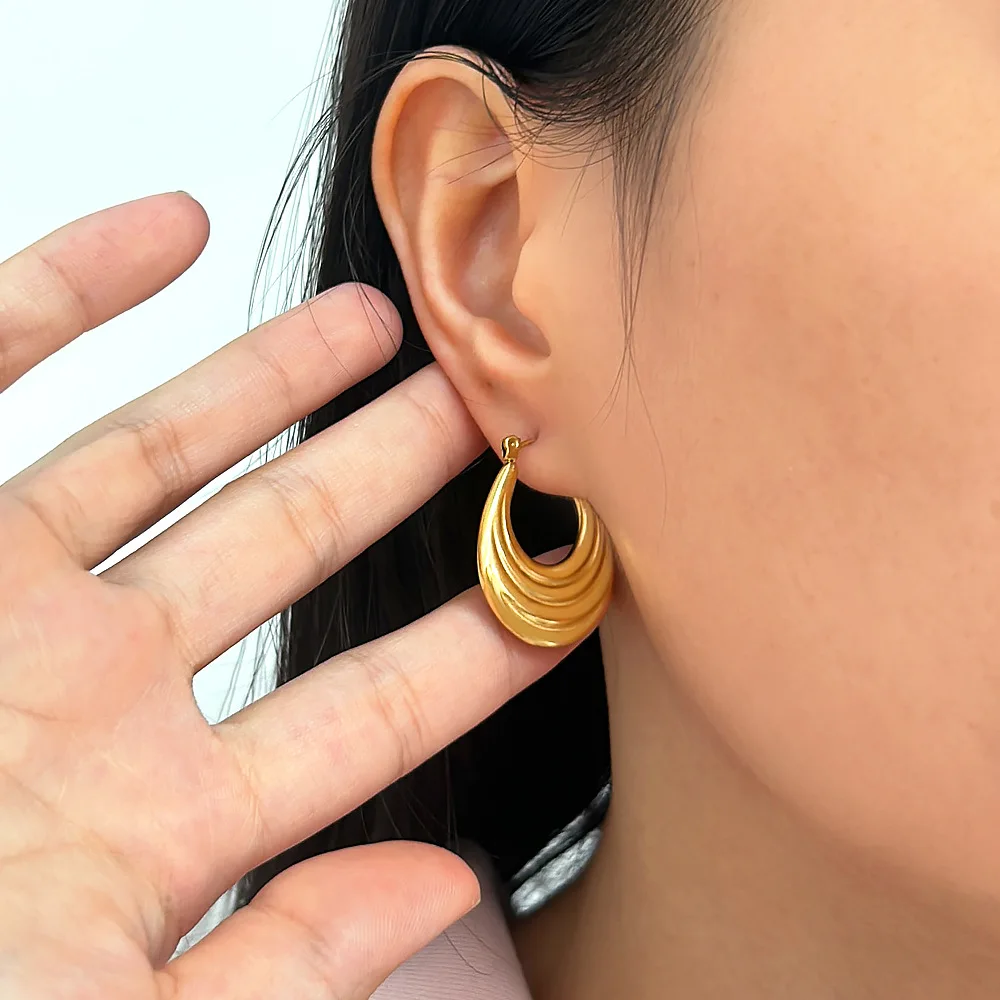 DIY accessories European and American stainless steel U-shaped texture earrings for women's high-end sense does not fade 18K go
DIY accessories European and American stainless steel U-shaped texture earrings for women's high-end sense does not fade 18K go