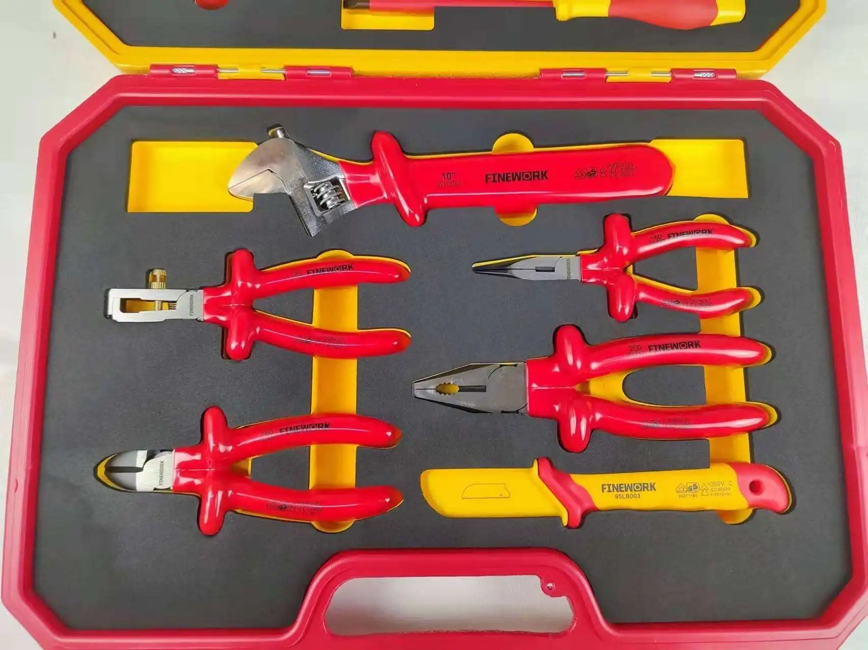 Hand 18PCS VDE Insulated Tool Set Safety Professional Electrician Finework Mechanic 1000V
Hand 18PCS VDE Insulated Tool Set Safety Professional Electrician Finework Mechanic 1000V