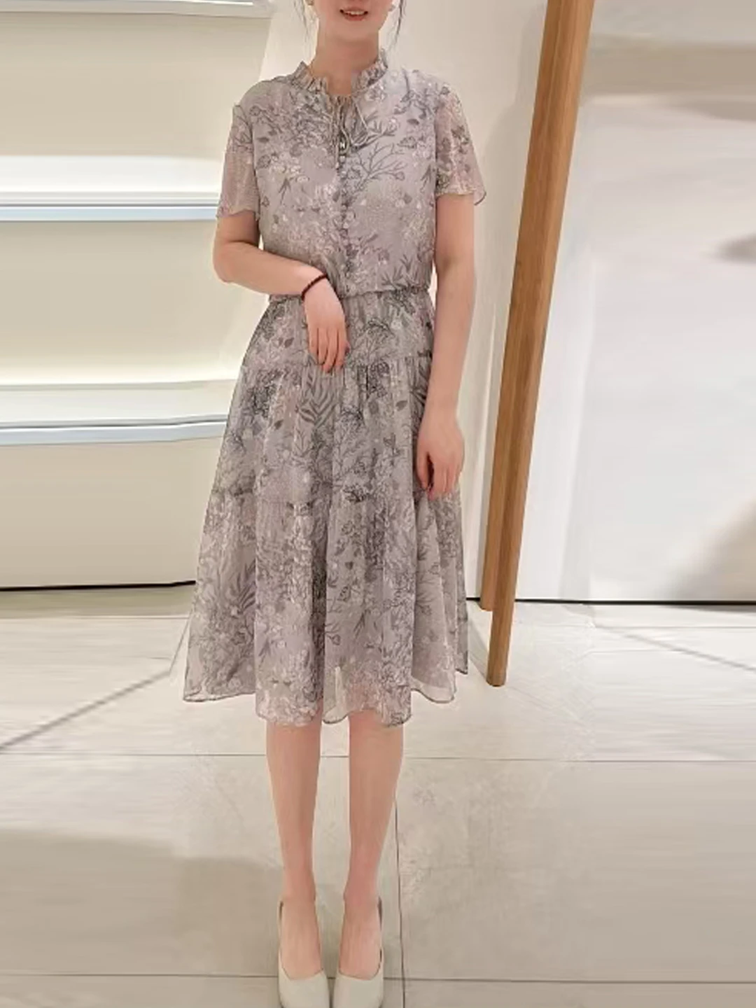 Elegant Floral Print Midi Dress with Stand Collar Slimming Design Age-Defying Summer 2025 Fashionable Women's Dress
Elegant Floral Print Midi Dress with Stand Collar Slimming Design Age-Defying Summer 2025 Fashionable Women's Dress