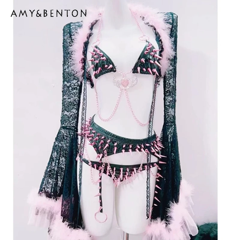 Женский слинг в стиле панк-рок с заклепками и волосатым краем, оригинальный дизайн Y2K, милое крутое сексуальное кружевное пальто с расклешенными рукавами и шортами, комплект для девочек
Женский слинг в стиле панк-рок с заклепками и волосатым краем, оригинальный дизайн Y2K, милое крутое сексуальное кружевное пальто с расклешенными рукавами и шортами, комплект для девочек