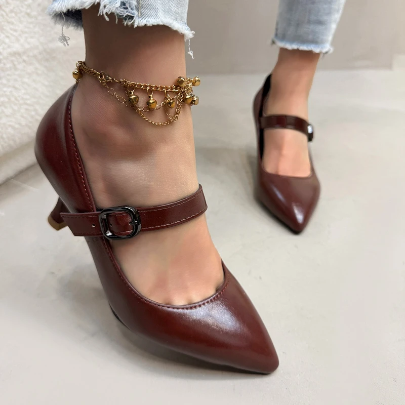 Новинка 2023 года, женская танцевальная обувь ручной работы из натуральной кожи с острым носком на среднем каблуке Мэри Джейн, женские вечерние модельные туфли-лодочки
Новинка 2023 года, женская танцевальная обувь ручной работы из натуральной кожи с острым носком на среднем каблуке Мэри Джейн, женские вечерние модельные туфли-лодочки