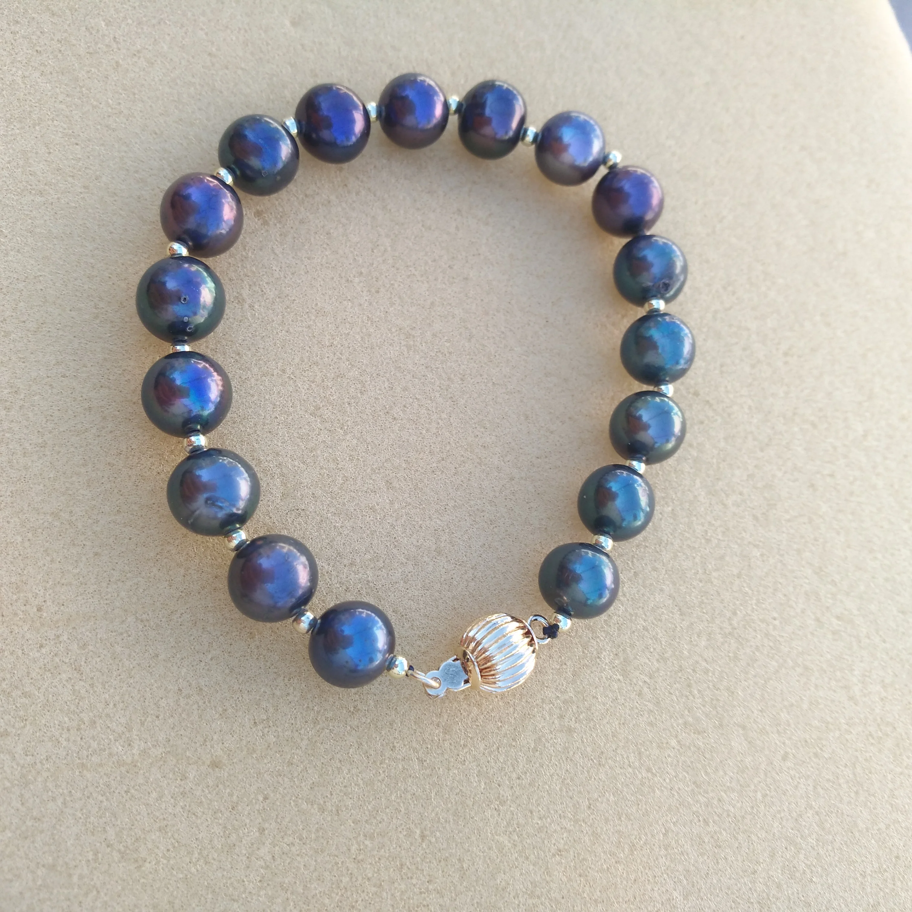 Stunning 8.5-9mm AAA South Sea Natural Black Pearl Bracelet Apply Any Occasion
Stunning 8.5-9mm AAA South Sea Natural Black Pearl Bracelet Apply Any Occasion