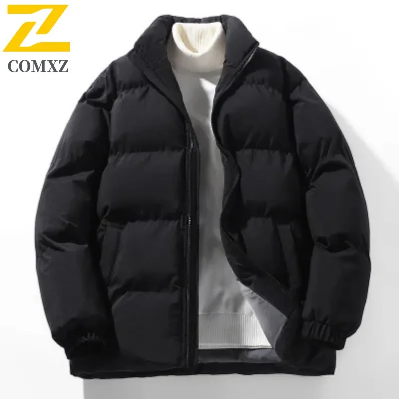 COMXZ 2025 Men Hong Kong Style Puffer Cotton Jacket Winter Loose Stand Collar Ins Versatile Washable Lightweight Commute Coat
COMXZ 2025 Men Hong Kong Style Puffer Cotton Jacket Winter Loose Stand Collar Ins Versatile Washable Lightweight Commute Coat