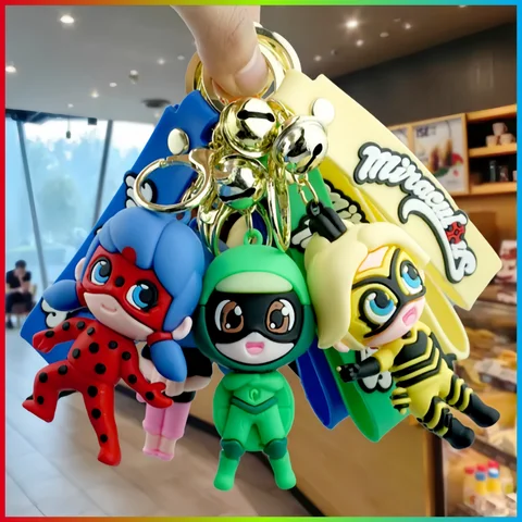 En Stock Anime Cat Noir llavero modelo muñeca Kawaii mariquita Marinette gato héroe Noir Carapace muñeca niño niña juguetes de cumpleaños regalos