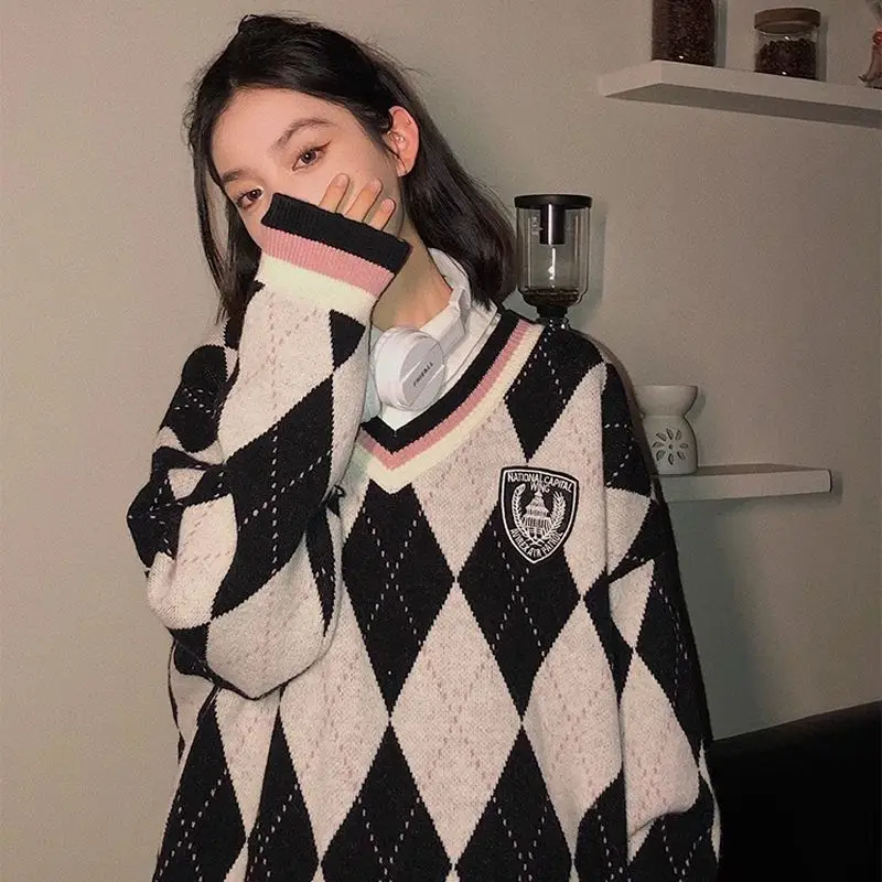 Korean Fashion Vintage V-neck Sweater Women Autumn Winter Loose Pullover College Style Contrasting Color Rhombus Knitted Jacket
Korean Fashion Vintage V-neck Sweater Women Autumn Winter Loose Pullover College Style Contrasting Color Rhombus Knitted Jacket
