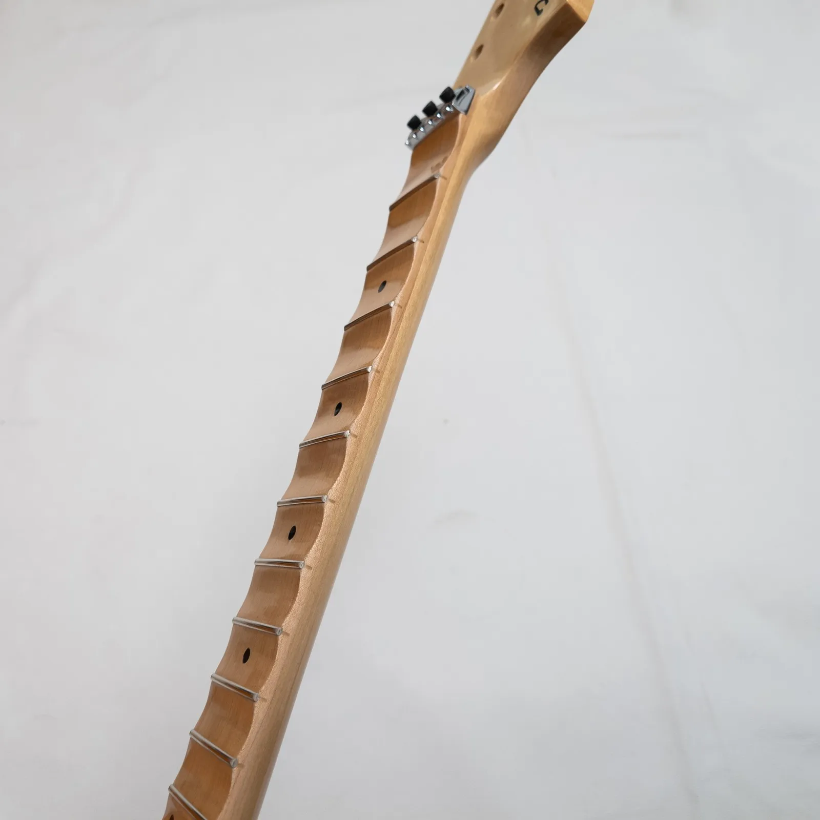 70s Large Headstock Maple Guitar Neck 24 Scalloped Frets Maple Fingerboard 25.5 Inch Gloss Finish
70s Large Headstock Maple Guitar Neck 24 Scalloped Frets Maple Fingerboard 25.5 Inch Gloss Finish