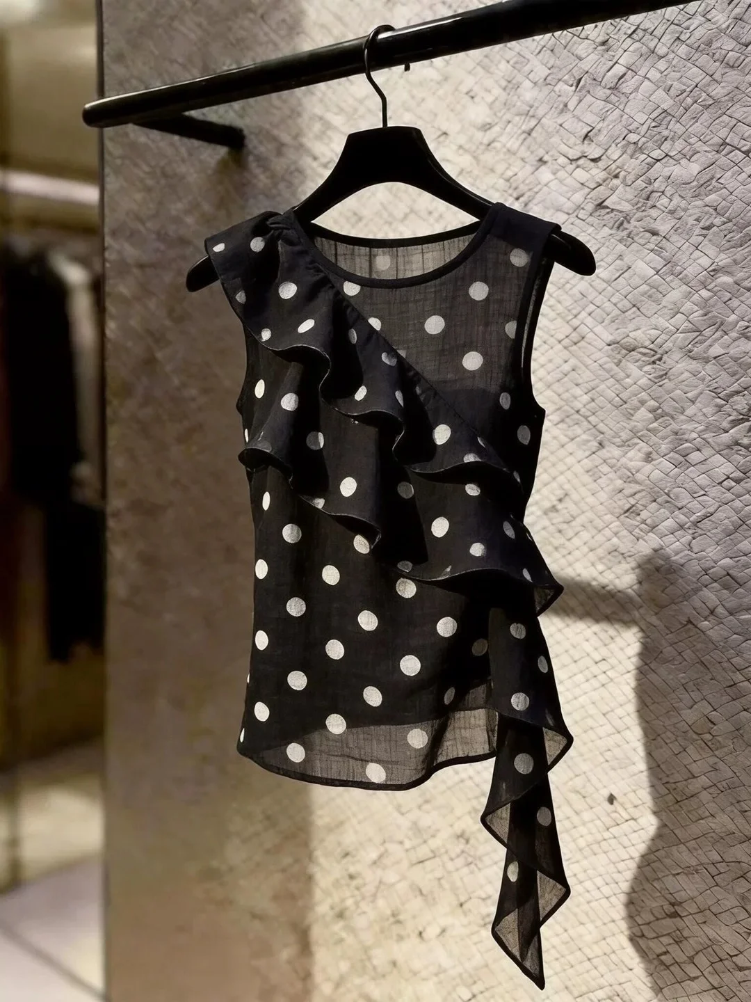 Summer 2026 Women's Polka Dot Sleeveless Vest with Lace Trim Design Korean Style Commute Straight Tube Light Maturity Fashion
Summer 2026 Women's Polka Dot Sleeveless Vest with Lace Trim Design Korean Style Commute Straight Tube Light Maturity Fashion