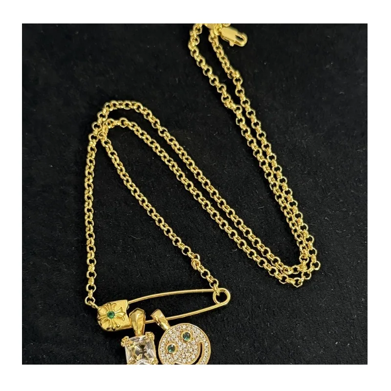 Gold Luxury High-end Diamond-encrusted Small Pendant, Sugar Cube Accessories, Pin with Diamond Pearl Chain, Couple of The Same S
Gold Luxury High-end Diamond-encrusted Small Pendant, Sugar Cube Accessories, Pin with Diamond Pearl Chain, Couple of The Same S