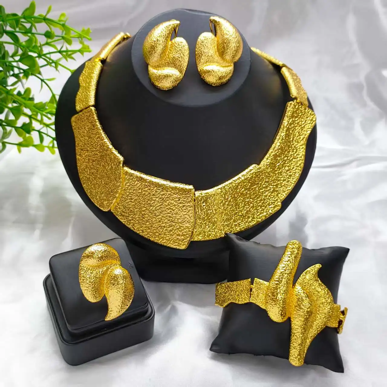 2025 Gold Color Luxury Women Jewelry Set With Necklace Bangle Ring Earrings Fashion Design Jewelry Gift For Party Wedding
2025 Gold Color Luxury Women Jewelry Set With Necklace Bangle Ring Earrings Fashion Design Jewelry Gift For Party Wedding