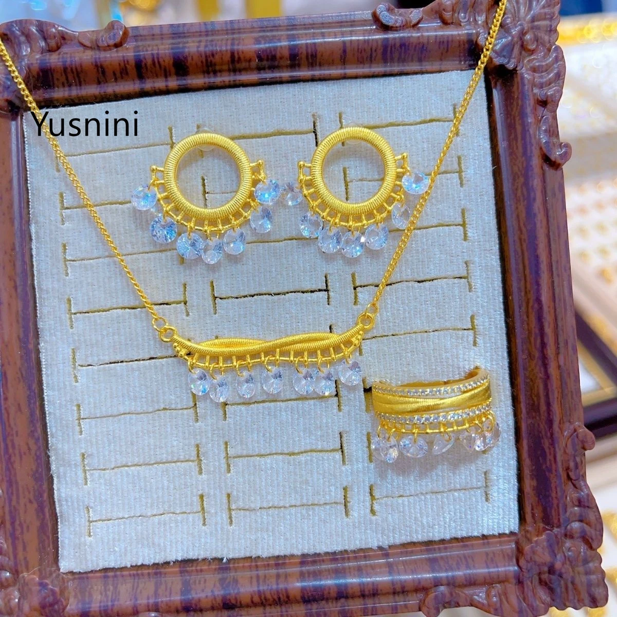 New Dubai Fashion High end 24K Gold Plated Necklace Earrings Exquisite Party Engagement Party Jewelry Set for Lovers 7777
New Dubai Fashion High end 24K Gold Plated Necklace Earrings Exquisite Party Engagement Party Jewelry Set for Lovers 7777