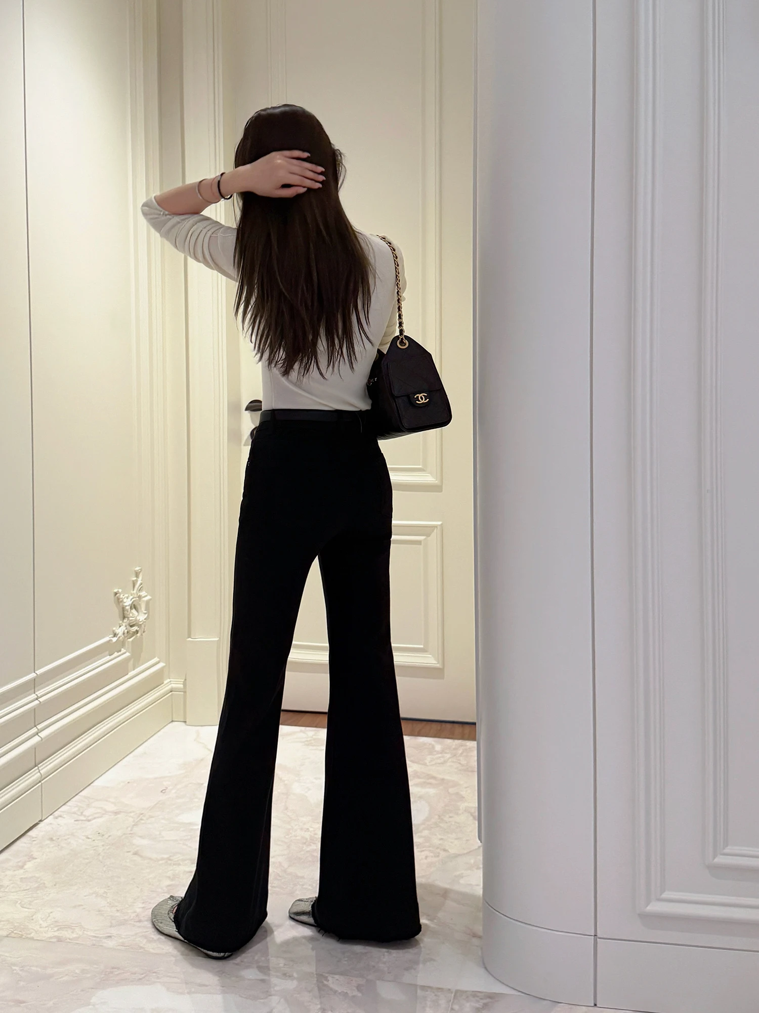 Джинсы женские с высокой талией, расклешенные, модные, с эффектом потертости, в стиле Rubbit Chic, супермодельные, мягкие, дышащие, из микроэластичного денима
Джинсы женские с высокой талией, расклешенные, модные, с эффектом потертости, в стиле Rubbit Chic, супермодельные, мягкие, дышащие, из микроэластичного денима