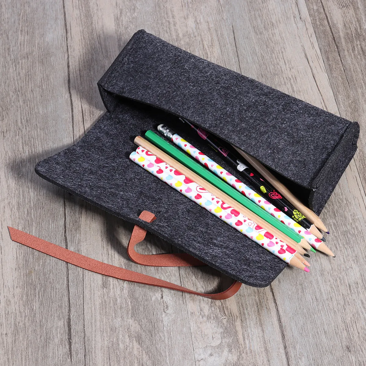 Набор из 3 стильных войлочных канцелярских принадлежностей: функциональный пенал для ручек, карандашей и мелких предметов, органайзер для ручек, сумка на молнии
Набор из 3 стильных войлочных канцелярских принадлежностей: функциональный пенал для ручек, карандашей и мелких предметов, органайзер для ручек, сумка на молнии