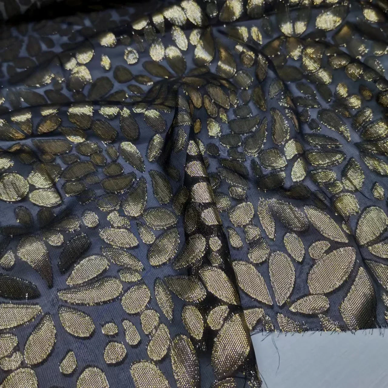 Shiny Brocade Silk Saree Dirac Fabric Metallic Breathable Dress Pajamas Sewing Material
Shiny Brocade Silk Saree Dirac Fabric Metallic Breathable Dress Pajamas Sewing Material