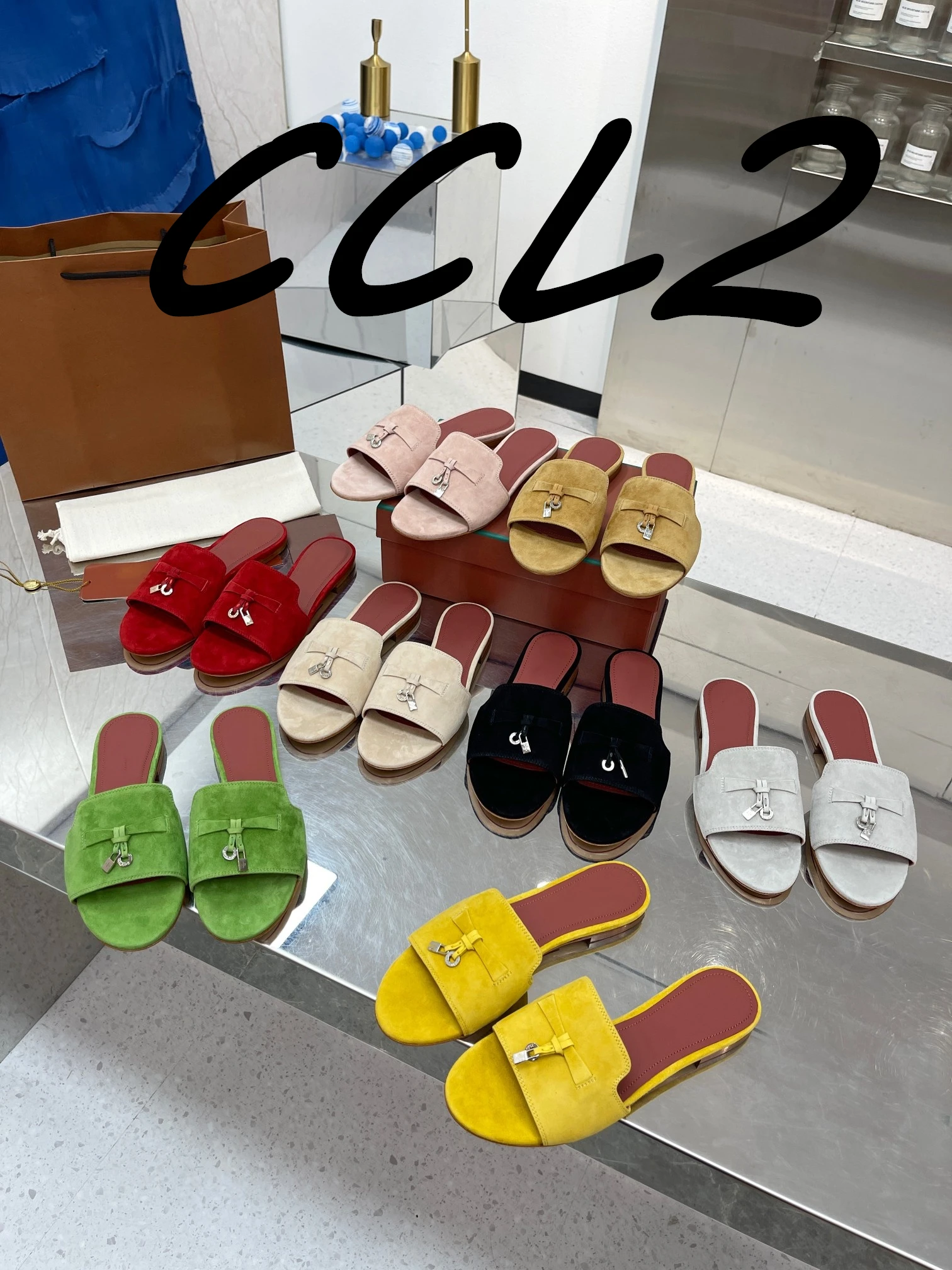 Summer new-style leather suede flat-soled slippers personalized lock button design simple and fashionable easy to match
Summer new-style leather suede flat-soled slippers personalized lock button design simple and fashionable easy to match